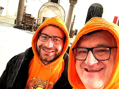 OrangeDay XMAS25 – Schnee am Hauptplatz Linz – weihnachtliche Stimmung