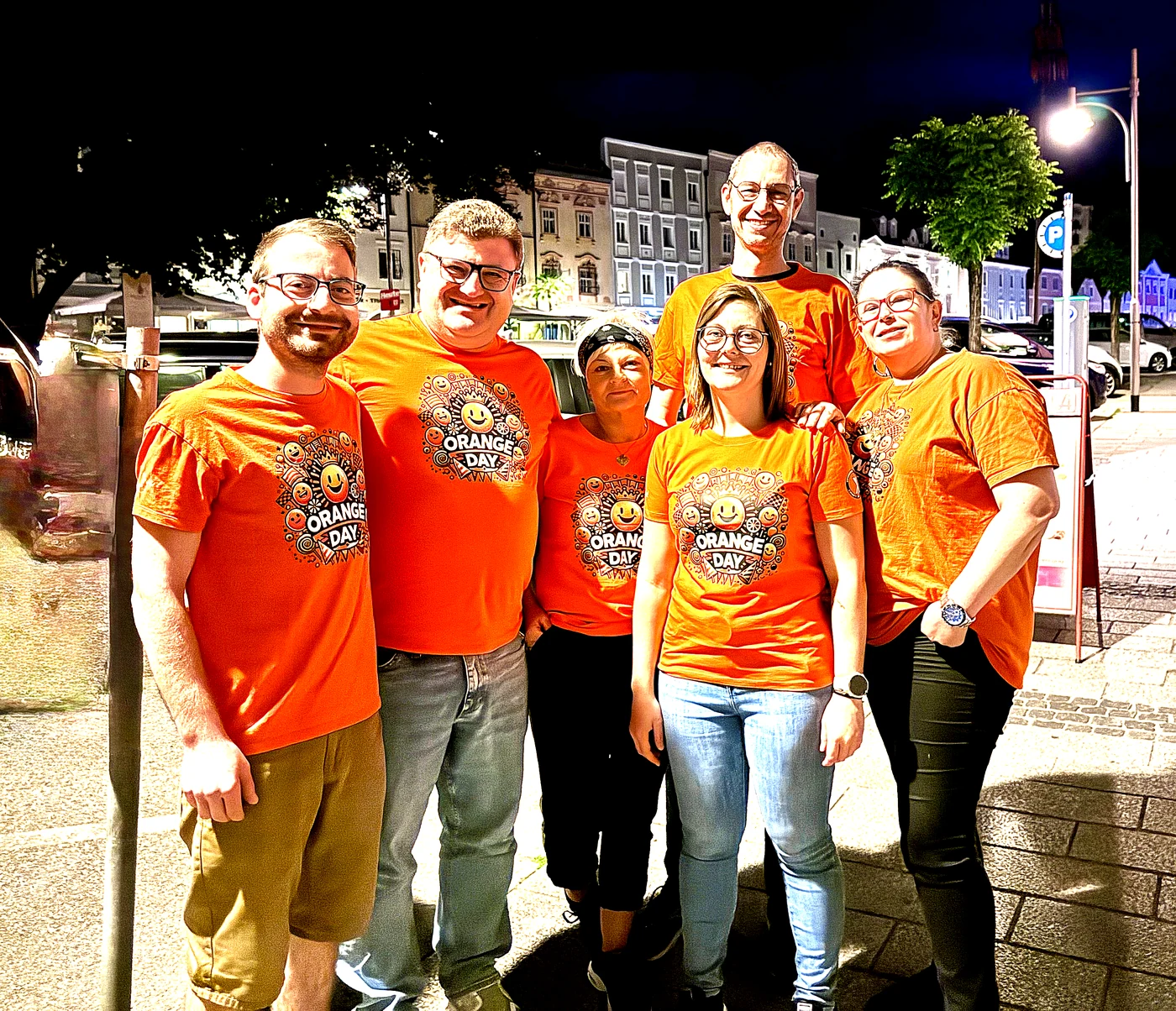Die Stammtisch-Familie des Club Orange Day – vereint in Orange